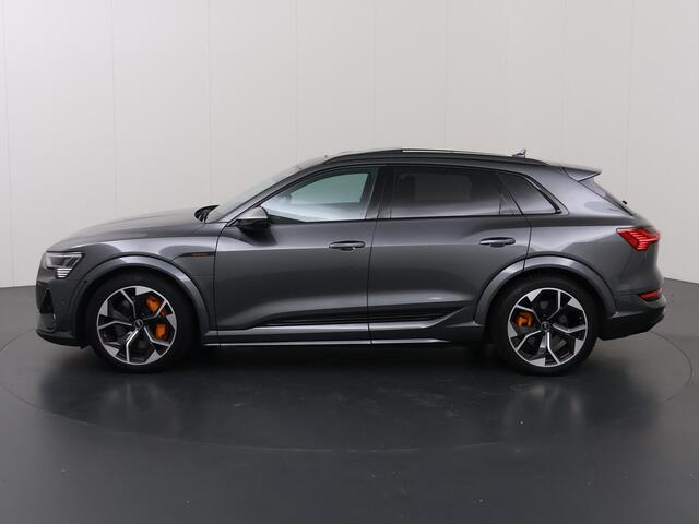 Audi e-tron S quattro 95 kWh | SOH 94% | Panoramadak | Stoelverwarming voor + achter | Matrix LED | B & O Audio | HUD | 360 Camera | S-Sportstoelen | Optiek Pakket Zwart | Standkachel | SoftClose | Ele.verstelbare stoelen + Geheugen |