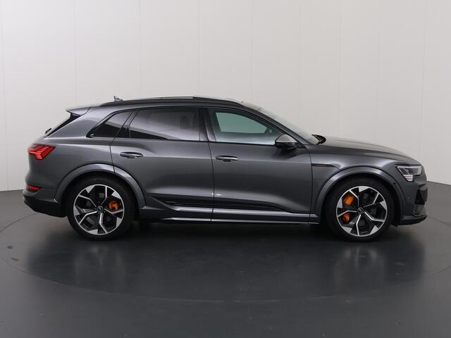 Audi e-tron S quattro 95 kWh | SOH 94% | Panoramadak | Stoelverwarming voor + achter | Matrix LED | B & O Audio | HUD | 360 Camera | S-Sportstoelen | Optiek Pakket Zwart | Standkachel | SoftClose | Ele.verstelbare stoelen + Geheugen |