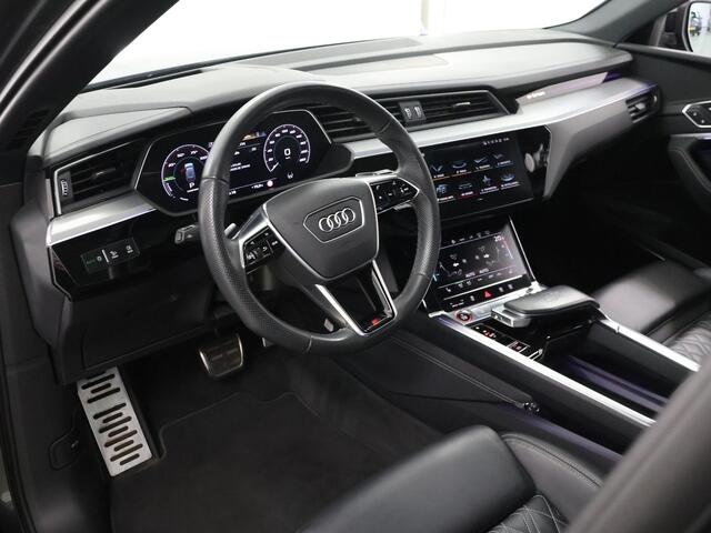 Audi e-tron S quattro 95 kWh | SOH 94% | Panoramadak | Stoelverwarming voor + achter | Matrix LED | B & O Audio | HUD | 360 Camera | S-Sportstoelen | Optiek Pakket Zwart | Standkachel | SoftClose | Ele.verstelbare stoelen + Geheugen |