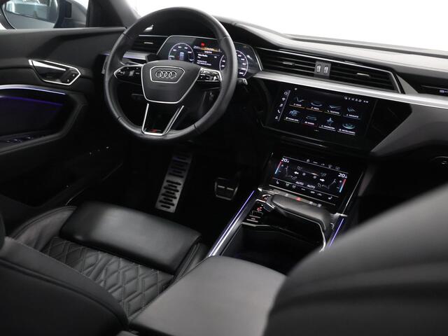 Audi e-tron S quattro 95 kWh | SOH 94% | Panoramadak | Stoelverwarming voor + achter | Matrix LED | B & O Audio | HUD | 360 Camera | S-Sportstoelen | Optiek Pakket Zwart | Standkachel | SoftClose | Ele.verstelbare stoelen + Geheugen |