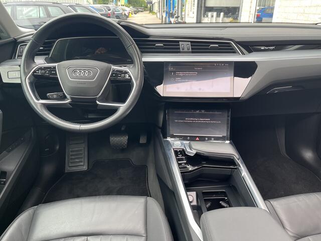 Audi e-tron e-tron 50 quattro Launch edition plus 71 kWh / SOH 94%/ AUTOMAAT/ 313PK/ LEER/ PANO/ LUCHTVERING/ MEMORY SEAT/ PARK.SENSOR.V+A/ STOELVERWARM./ ACC/ SMARTPHONE INTERFACE/ KEYLESS/ ELEK.ACHTERKLEP/ RADIO/ NAVI/ CLIMA/ LED/ 20'' LMV