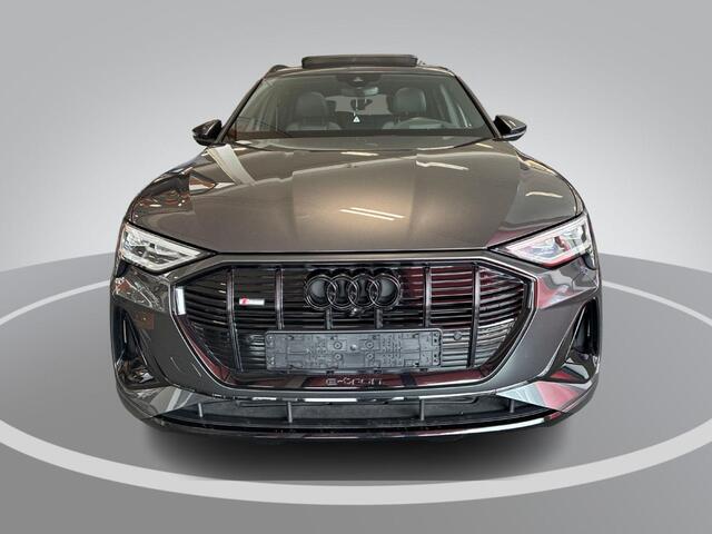 Audi e-tron 55 quattro S edition 95 kWh 408pk · 95,7% · Panoramadak · 360 Camera · Luchtvering · Head-Up Display · Elek. Stoelen + Geheugen Bestuurder · Afneembare Trekhaak ·