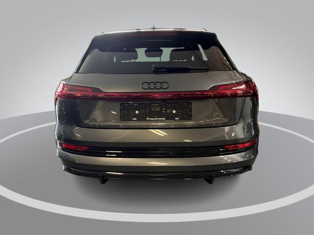 Audi e-tron 55 quattro S edition 95 kWh 408pk · 95,7% · Panoramadak · 360 Camera · Luchtvering · Head-Up Display · Elek. Stoelen + Geheugen Bestuurder · Afneembare Trekhaak ·