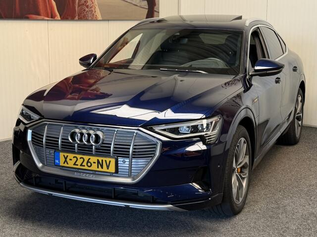 Audi e-tron SPORTBACK 50 QUATTRO BUSINESS EDITION PLUS 71 kWH NAVIGATIE CRUISE CONTROL HEAD-UP DISPLAY PANORAMA SCHUIF-KANTELDAK APPLE CARPLAY/ANDROID RIJSTROOKSENSOREN ACHTERUITRIJCAMERA AFN TREKHAAK ZEER MOOI !!