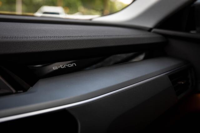 Audi e-tron 55 quattro edition 95 kWh SOH 91%, Panoramadak, Leer, Trekhaak afneembaar,