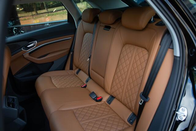 Audi e-tron 55 quattro edition 95 kWh SOH 91%, Panoramadak, Leer, Trekhaak afneembaar,