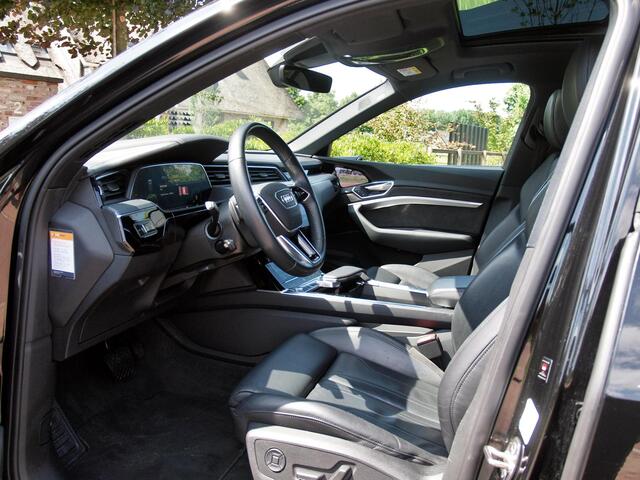 Audi e-tron e-tron 55 quattro 95 kWh | Panoramadak | 360 Camera | Apple Carplay | Bang & Olufsen | Head-Up Display | Trekhaak |