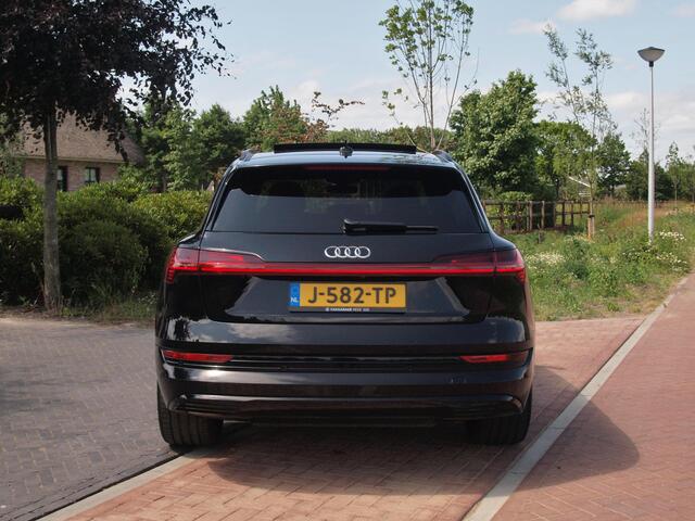 Audi e-tron e-tron 55 quattro 95 kWh | Panoramadak | 360 Camera | Apple Carplay | Bang & Olufsen | Head-Up Display | Trekhaak |