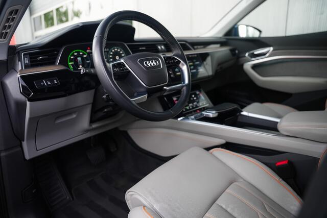 Audi e-tron 55 Quattro 408 pk Advanced 95 kWh Audi-Design / NL-Auto/ Soft-Close/ Pano-Dak/ Matrix-Led/ Lucht-Vering/ 360-Camera/ Adap.Cruise/ B&O-Sound /Marge-Auto 21'' LMV