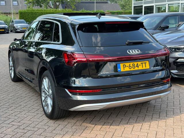 Audi e-tron 55 quattro S edition 95 kWh / SoH 94,6% / Panoramadak / 360Camera / Head-up / Luxe Leder / Luchtvering / 21'' / B&O / Softclose / Matrix LED / CarPlay / Dodehoek / DAB / ACC / Stoelmassage+Ventilatie