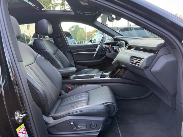Audi e-tron 55 quattro S edition 95 kWh / SoH 94,6% / Panoramadak / 360Camera / Head-up / Luxe Leder / Luchtvering / 21'' / B&O / Softclose / Matrix LED / CarPlay / Dodehoek / DAB / ACC / Stoelmassage+Ventilatie