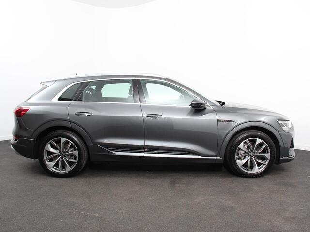 Audi e-tron 50 quattro S-Line edition Panoramadak Navigatie Camera Parkeersensoren Elektrische achterklep Elektrische stoelen en verwarmd Virtual Cockpit Climate Control