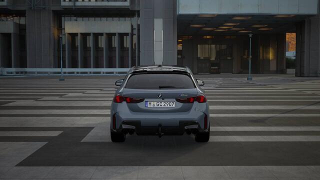 BMW 1-SERIE M135i xDrive High Executive Automaat / Panoramadak / M Sportstoelen / Adaptieve LED / M Adaptief onderstel / Parking Assistant Plus / Driving Assistant Professional