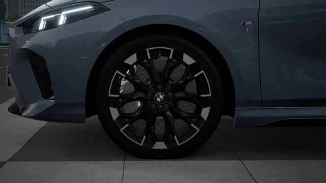 BMW 1-SERIE M135i xDrive High Executive Automaat / Panoramadak / M Sportstoelen / Adaptieve LED / M Adaptief onderstel / Parking Assistant Plus / Driving Assistant Professional