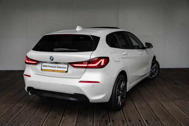BMW 1-SERIE 5-deurs 118i Model Sport Line / Glazen panoramadak / Achteruitrijcamera / HiFi Harman Kardon