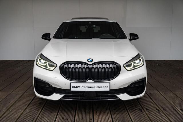 BMW 1-SERIE 5-deurs 118i Model Sport Line / Glazen panoramadak / Achteruitrijcamera / HiFi Harman Kardon
