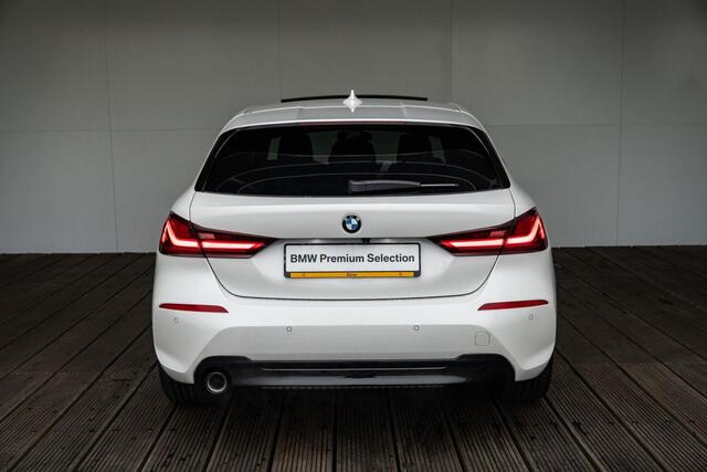 BMW 1-SERIE 5-deurs 118i Model Sport Line / Glazen panoramadak / Achteruitrijcamera / HiFi Harman Kardon