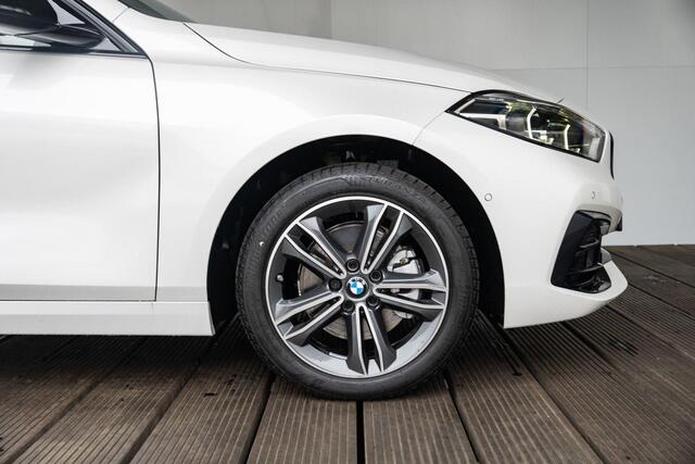 BMW 1-SERIE 5-deurs 118i Model Sport Line / Glazen panoramadak / Achteruitrijcamera / HiFi Harman Kardon