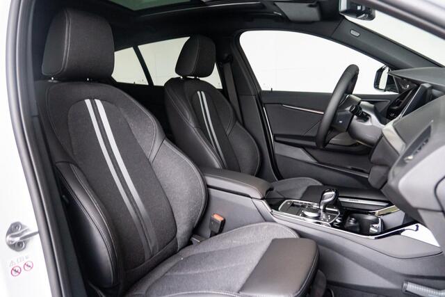 BMW 1-SERIE 5-deurs 118i Model Sport Line / Glazen panoramadak / Achteruitrijcamera / HiFi Harman Kardon