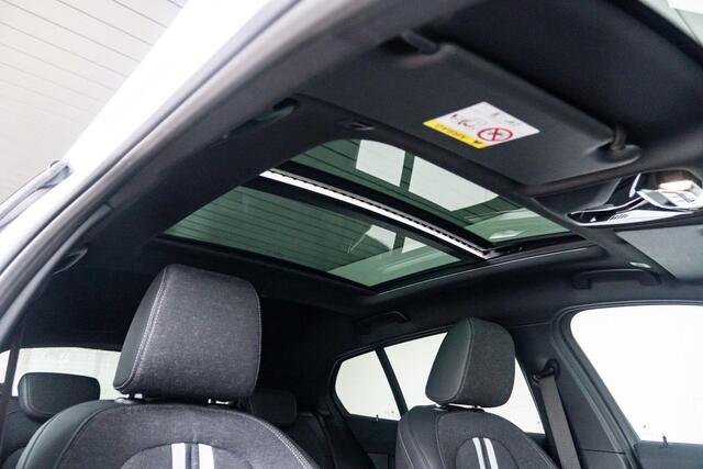 BMW 1-SERIE 5-deurs 118i Model Sport Line / Glazen panoramadak / Achteruitrijcamera / HiFi Harman Kardon