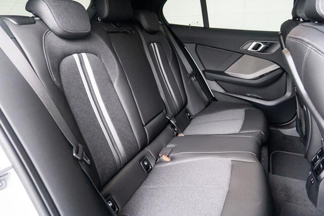 BMW 1-SERIE 5-deurs 118i Model Sport Line / Glazen panoramadak / Achteruitrijcamera / HiFi Harman Kardon