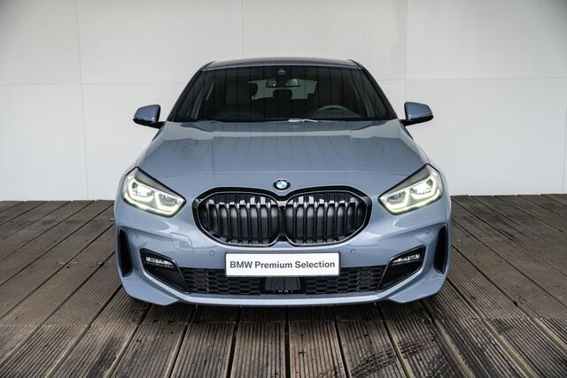 BMW 1-SERIE 5-deurs 118i High Executive Model M Sport / M Sportonderstel / M Achterspoiler / Elektrisch verwarmde voorstoelen / Sportstoelen