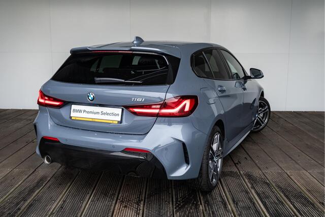 BMW 1-SERIE 5-deurs 118i High Executive Model M Sport / M Sportonderstel / M Achterspoiler / Elektrisch verwarmde voorstoelen / Sportstoelen