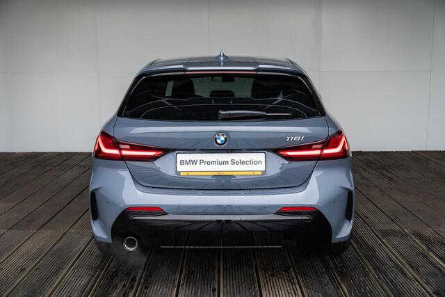 BMW 1-SERIE 5-deurs 118i High Executive Model M Sport / M Sportonderstel / M Achterspoiler / Elektrisch verwarmde voorstoelen / Sportstoelen