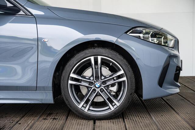 BMW 1-SERIE 5-deurs 118i High Executive Model M Sport / M Sportonderstel / M Achterspoiler / Elektrisch verwarmde voorstoelen / Sportstoelen