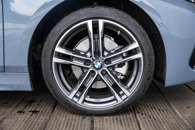 BMW 1-SERIE 5-deurs 118i High Executive Model M Sport / M Sportonderstel / M Achterspoiler / Elektrisch verwarmde voorstoelen / Sportstoelen