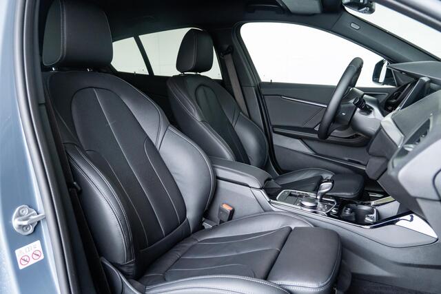 BMW 1-SERIE 5-deurs 118i High Executive Model M Sport / M Sportonderstel / M Achterspoiler / Elektrisch verwarmde voorstoelen / Sportstoelen