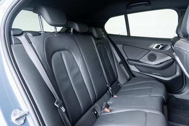 BMW 1-SERIE 5-deurs 118i High Executive Model M Sport / M Sportonderstel / M Achterspoiler / Elektrisch verwarmde voorstoelen / Sportstoelen