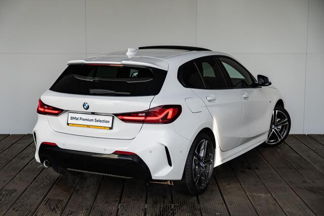BMW 1-SERIE 5-deurs 118i High Executive Model M Sport / M Sportonderstel / Sportstoelen voor / Glazen panorama dak / Extra getint glas achter
