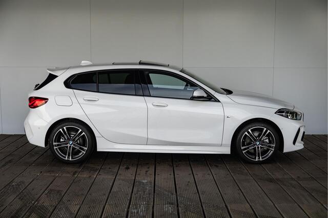 BMW 1-SERIE 5-deurs 118i High Executive Model M Sport / M Sportonderstel / Sportstoelen voor / Glazen panorama dak / Extra getint glas achter
