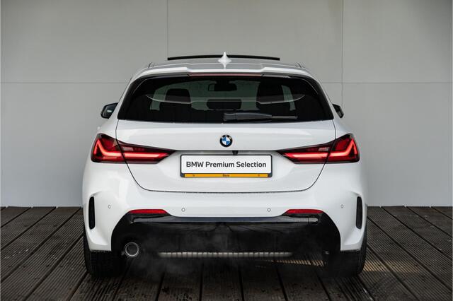 BMW 1-SERIE 5-deurs 118i High Executive Model M Sport / M Sportonderstel / Sportstoelen voor / Glazen panorama dak / Extra getint glas achter
