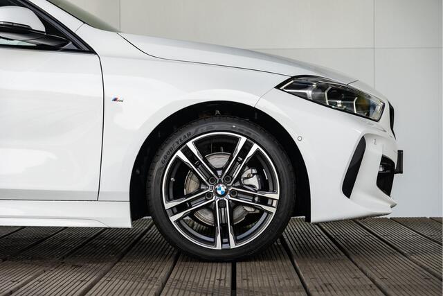 BMW 1-SERIE 5-deurs 118i High Executive Model M Sport / M Sportonderstel / Sportstoelen voor / Glazen panorama dak / Extra getint glas achter