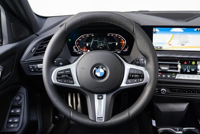 BMW 1-SERIE 5-deurs 118i High Executive Model M Sport / M Sportonderstel / Sportstoelen voor / Glazen panorama dak / Extra getint glas achter