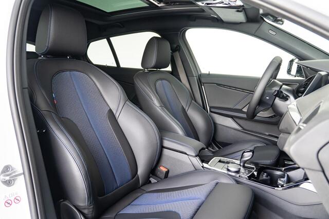 BMW 1-SERIE 5-deurs 118i High Executive Model M Sport / M Sportonderstel / Sportstoelen voor / Glazen panorama dak / Extra getint glas achter