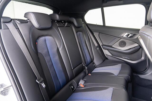 BMW 1-SERIE 5-deurs 118i High Executive Model M Sport / M Sportonderstel / Sportstoelen voor / Glazen panorama dak / Extra getint glas achter