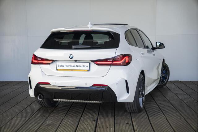 BMW 1-SERIE 5-deurs 118i High Executive Model M Sport / M Sportonderstel / Elektrisch verwarmde voorstoelen / Achteruitrijcamera