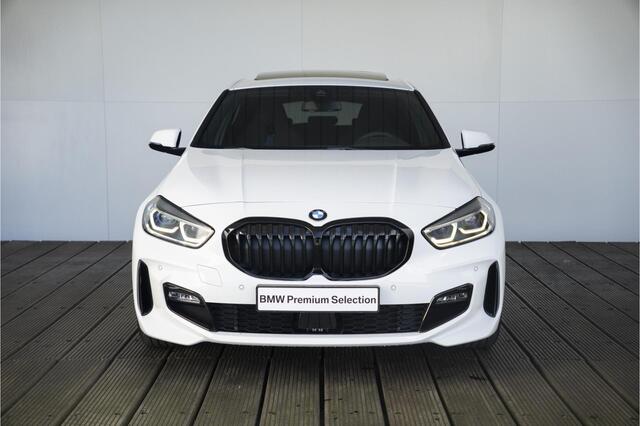 BMW 1-SERIE 5-deurs 118i High Executive Model M Sport / M Sportonderstel / Elektrisch verwarmde voorstoelen / Achteruitrijcamera