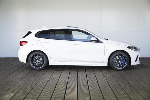 BMW 1-SERIE 5-deurs 118i High Executive Model M Sport / M Sportonderstel / Elektrisch verwarmde voorstoelen / Achteruitrijcamera