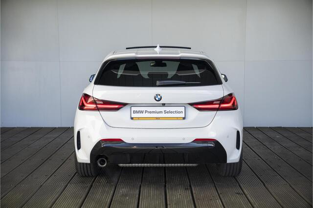 BMW 1-SERIE 5-deurs 118i High Executive Model M Sport / M Sportonderstel / Elektrisch verwarmde voorstoelen / Achteruitrijcamera