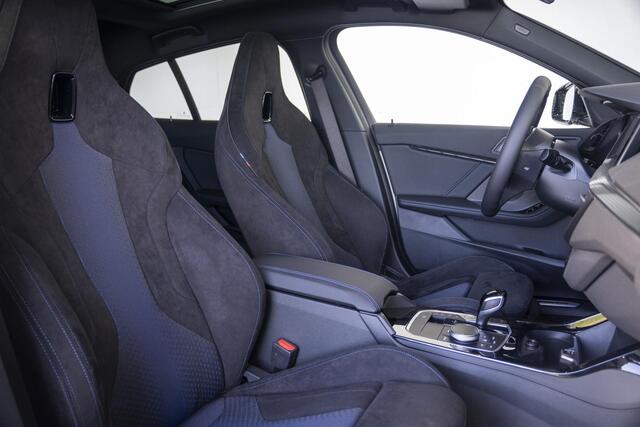 BMW 1-SERIE 5-deurs 118i High Executive Model M Sport / M Sportonderstel / Elektrisch verwarmde voorstoelen / Achteruitrijcamera