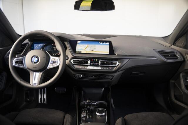 BMW 1-SERIE 5-deurs 118i High Executive Model M Sport / M Sportonderstel / Elektrisch verwarmde voorstoelen / Achteruitrijcamera