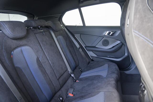 BMW 1-SERIE 5-deurs 118i High Executive Model M Sport / M Sportonderstel / Elektrisch verwarmde voorstoelen / Achteruitrijcamera