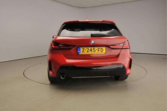 BMW 1-SERIE 5-deurs 118i M-Sportpakket / LED / Navigatie / Schuifdak / Active cruise / DAB / Harman-kardon sound / Alu18 inch