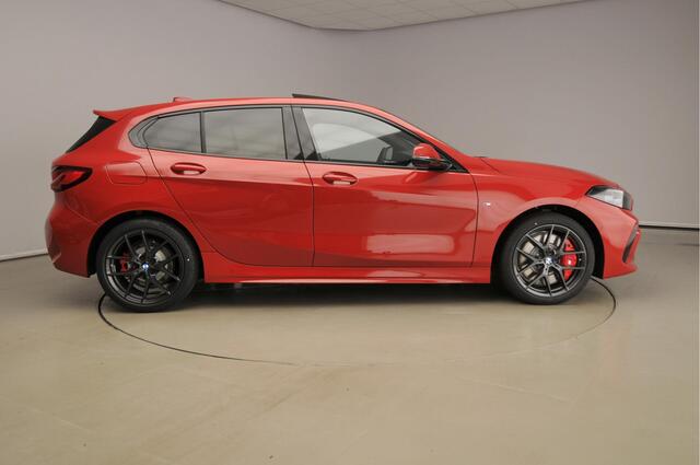 BMW 1-SERIE 5-deurs 118i M-Sportpakket / LED / Navigatie / Schuifdak / Active cruise / DAB / Harman-kardon sound / Alu18 inch