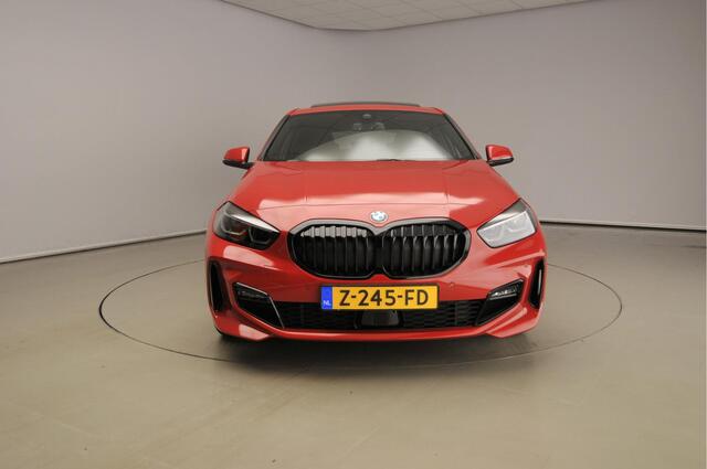 BMW 1-SERIE 5-deurs 118i M-Sportpakket / LED / Navigatie / Schuifdak / Active cruise / DAB / Harman-kardon sound / Alu18 inch