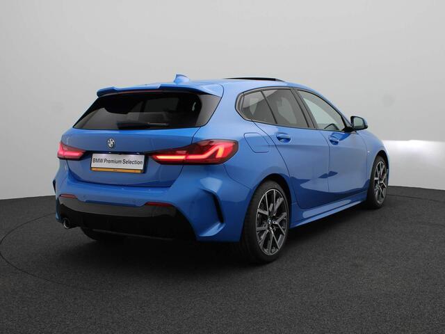 BMW 1-SERIE 5-deurs 118i M Sportpakket Comfort Pro Pack Travel Pack / Panoramadak / Harman Kardon / Achteruitrijcamera / Active Cruise Control / 18''